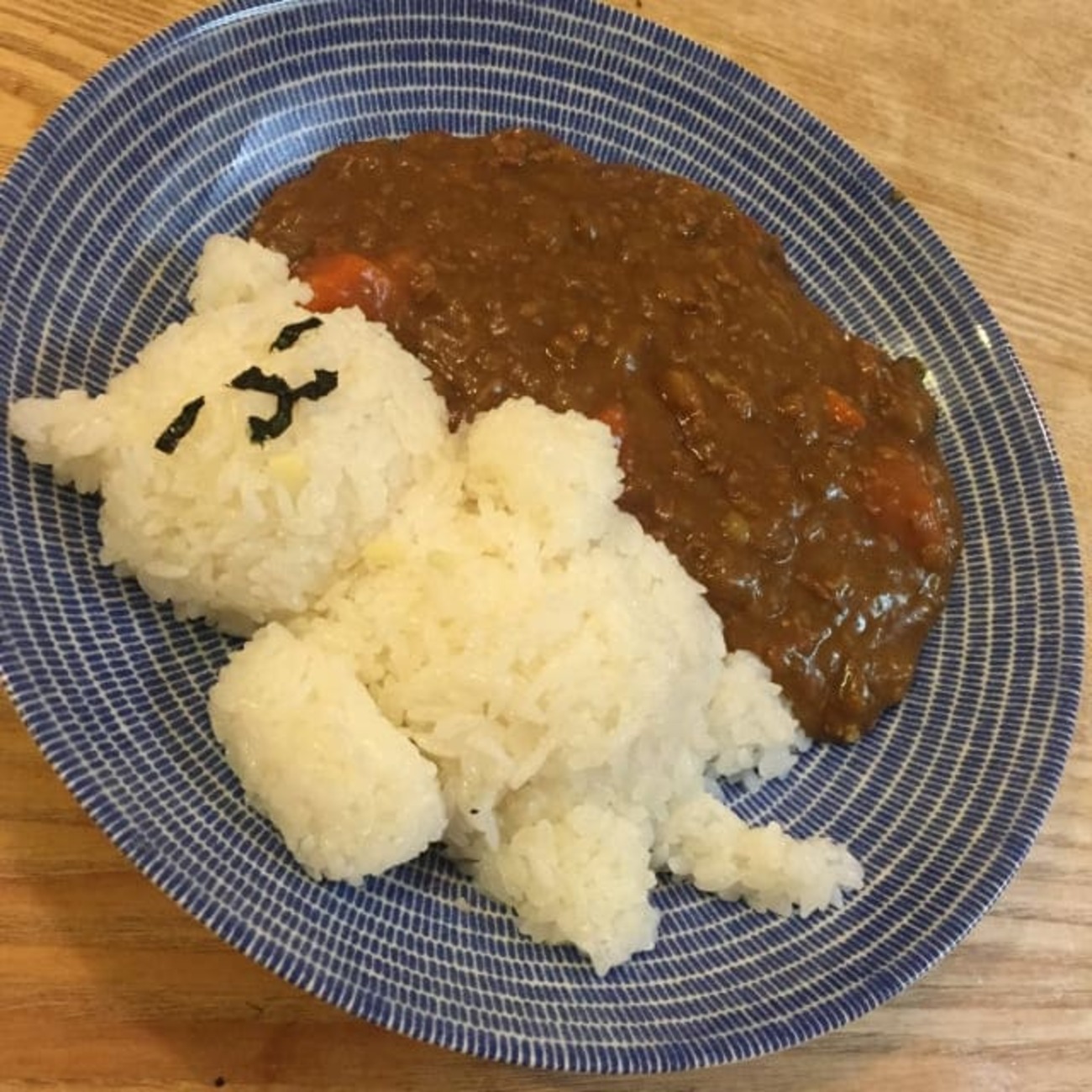 子供も大人も大好きなカレー🍛も 盛り付けをひと工夫するだけで こんなに可愛い一品に早変わり🧚🏻‍♀️ . 型抜きがあれば、 カレーだけでなく、パンケーキ🥞など色々と応用が利きますよ💕 . @aya_teemom .4yuuuワンプレートワンプレートごはん手作りレシピ