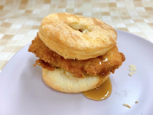 KFCの骨なしケンタッキーとお野菜を一緒にパンでサンドすればオリジナルサンドの完成✨ みなさんもKFCのチキンと、好きな具材をパンにはさんだオリジナルサンドづくりに挑戦してみて下さいね♪こちらの素敵なお写真は @miyuki.meshi.ac さんに撮影していただきまいした