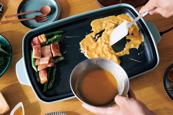 みんなでワイワイ ホットプレートで作る「包まないジャンボ餃子」が休日ごはんにおすすめクックパッドニュース