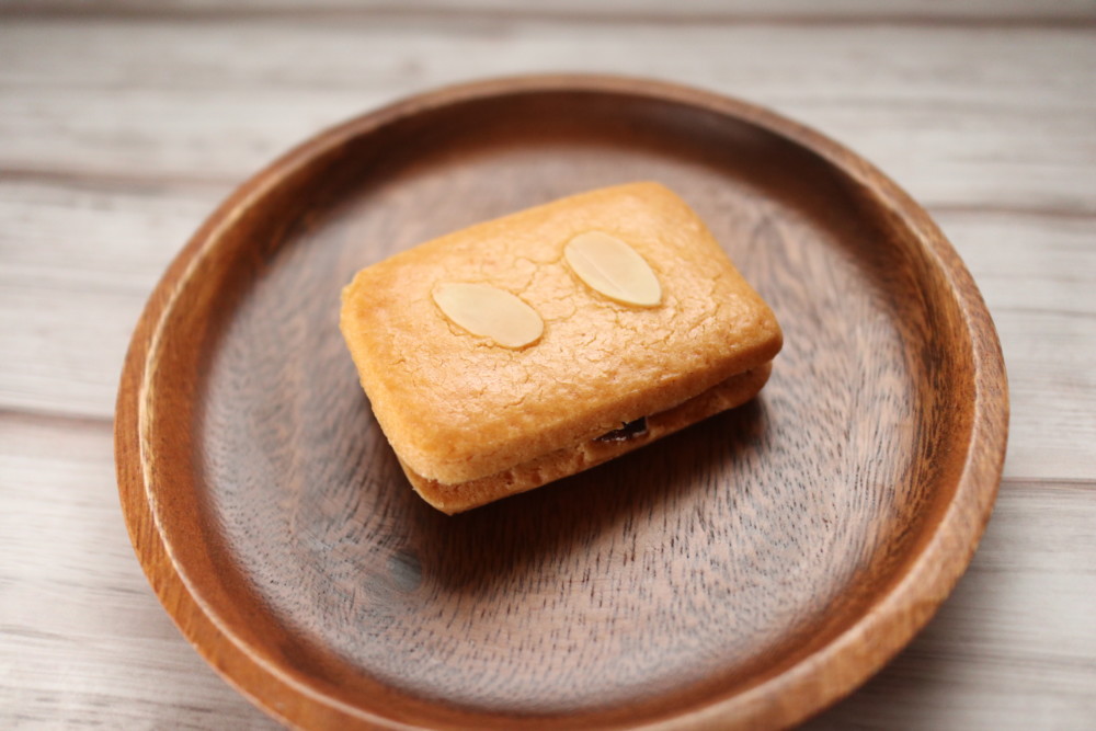 𖥧𖠿ᐝ . 東京@赤坂見附 西洋菓子 しろたえ 𖡼︎ レアチーズケーキ 𖡼︎ シュークリーム 𖧷 月～金10:30～19:30 𖧷土10:30～19:00 日・月曜定休𖡼新年始めはしろたえ。 年末訪問してきました🧁 いつも日にちが合わずやっと行けた