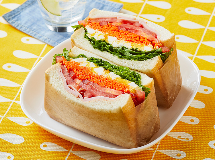 笑顔になるスモークサーモンとフレッシュチーズのサンドイッチ