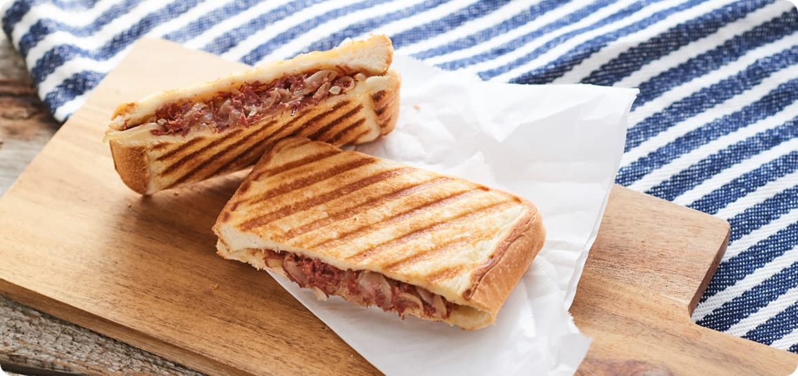 うま味ほとばしる！コーンとコンビーフとキャベツのホットサンド