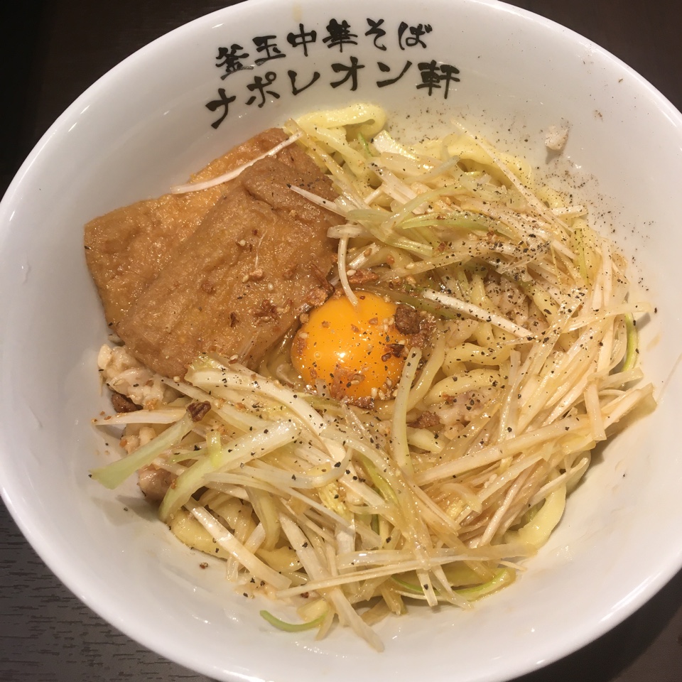 釜玉中華そばナポレオン軒@ 蒲田来たよ〜🚃💨 11 24日Open㊗️ リッチ辛ネギ釜玉 小玉袋＋ネギ増量 小でも150gとボリューミー❣️もっちり縮れ麺に絡む甘みあるマイルドなタレがむちゃ旨♡ キクラゲ揚げネギ、ニラ、ニンニク、生姜、胡麻、ラー油など味変アイテムも
