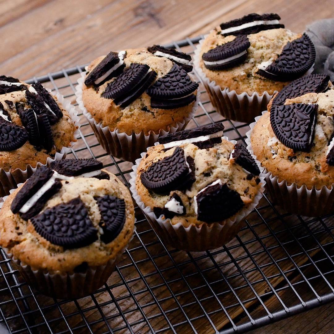 いちごオレオマフィン, ホットケーキミックスで作る, 混ぜるだけ簡単オレオマフィン, 今回はいちごオレオ！, 生地にも混ぜ込み,トッピングにもしました🍓, マフィン6個分で, いちごオレオひと袋使っています, ちょっぴり見える, ピンクのクリームが可愛い,バレンタインにもぴったりな, オレオマフィンが出来ました💝,バレンタイン 手作りバレンタイン,オレオマフィン オレオ,