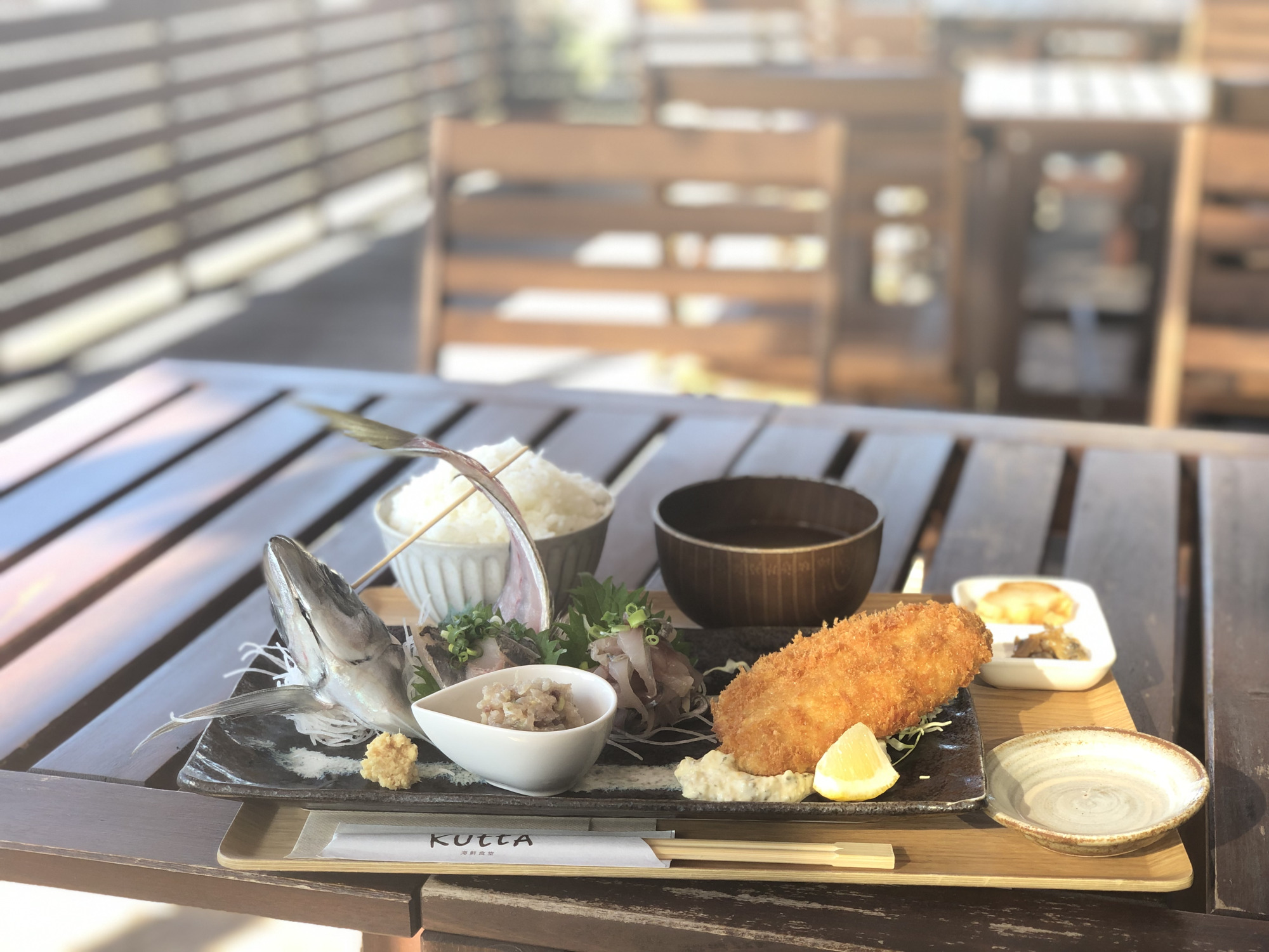 浜めし」 千葉県銚子市にある 漁港近くにある海鮮料理のお店 . 今回頂いたのは ５色丼 価格.２１００円 . 夜勤終わりの朝ごはんにがっつり海鮮丼食べたくて初訪問 朝９時開店なので夜勤明けにぴったりでした . 一番気になってた５色丼を注文 はまち いか ほたて いくら