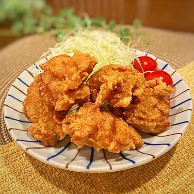 💫稚鮎天ぷら💫 これから「旬」を迎える 琵琶湖産の稚鮎です✨ 鮎独特の香りから「香魚」 とも書かれます✍﻿ クセになる味、どうぞご賞味ください😊1パック594円 税込※抹茶塩つきます※ 他にもお惣菜たくさん用意してますので、皆様のご来店お待ちしております😊 旬の