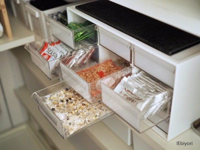 キッチンパントリー・食品収納庫収納棚と扉裏を活用して立てる・吊るすアイデア家がどんどん好きになる