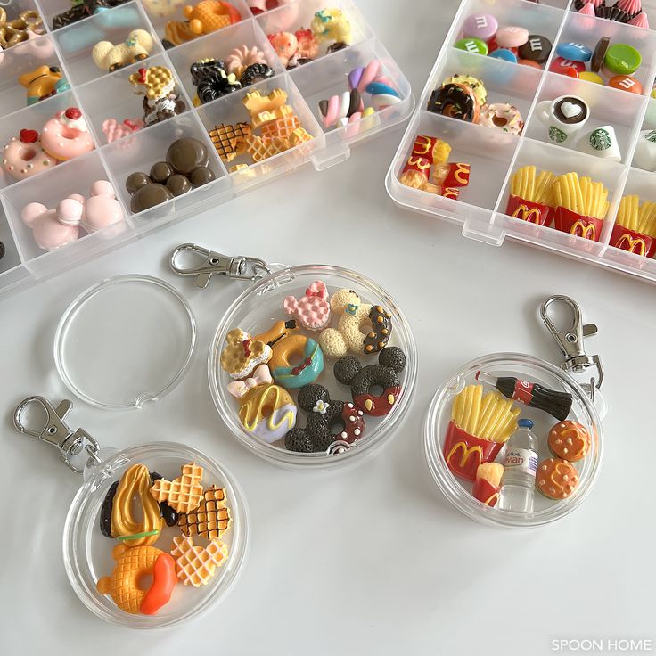 ダイソーのキーホルダーキットで 両面が見える缶バッチキーホルダーにカスタマイズ✨ 個人用です