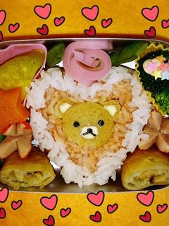 キイロイトリのオムライス＆ミニリラックマ弁当 久しぶりの投稿になっちゃいましたー！ 私が体調を崩して、その後に次男が体調崩してと続いてました🥹季節の変わり目、体調崩しやすいですよね 皆様もご自愛くださいね そんな訳で残り少なかった１学期のお弁当、サボって