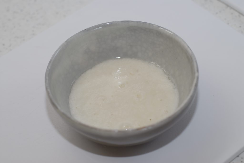 レシピはここ👇音声あり 今のうちに保存すると後ですぐ見返せるよ！賞味期限1ヶ月 お守り皮ごととろろ皮にはネバネバ成分が多く含まれておりタンパク質の消化・吸収を助ける役割があり、高い栄養価なのでぜひ剥かずにそのまま。また、お酢をいれることで変色防止