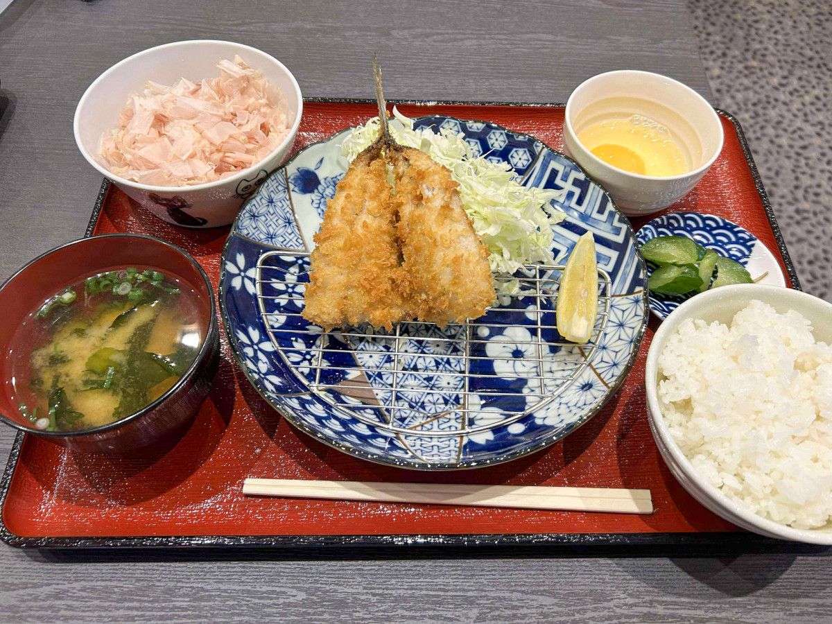 大森の「お食事 まるやま」のあじフライ定食はデカイの2匹。東京・大田区大森北しんぐるすのブログ