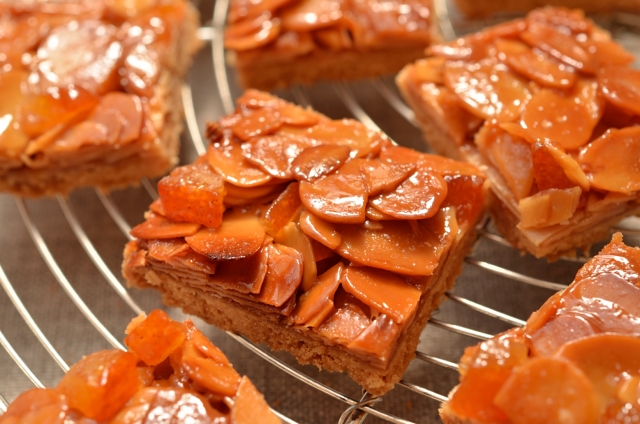 ケーキ工房れいくんち」から入荷した新商品のご案内です。 「島いりこのフロランタン」 伊吹島で製造された「伊吹いりこ」を使用したフロランタンです。バターたっぷりのクッキー生地に伊吹いりことアーモンドを乗せキャラメル化したソースでコーティングしたお菓子で