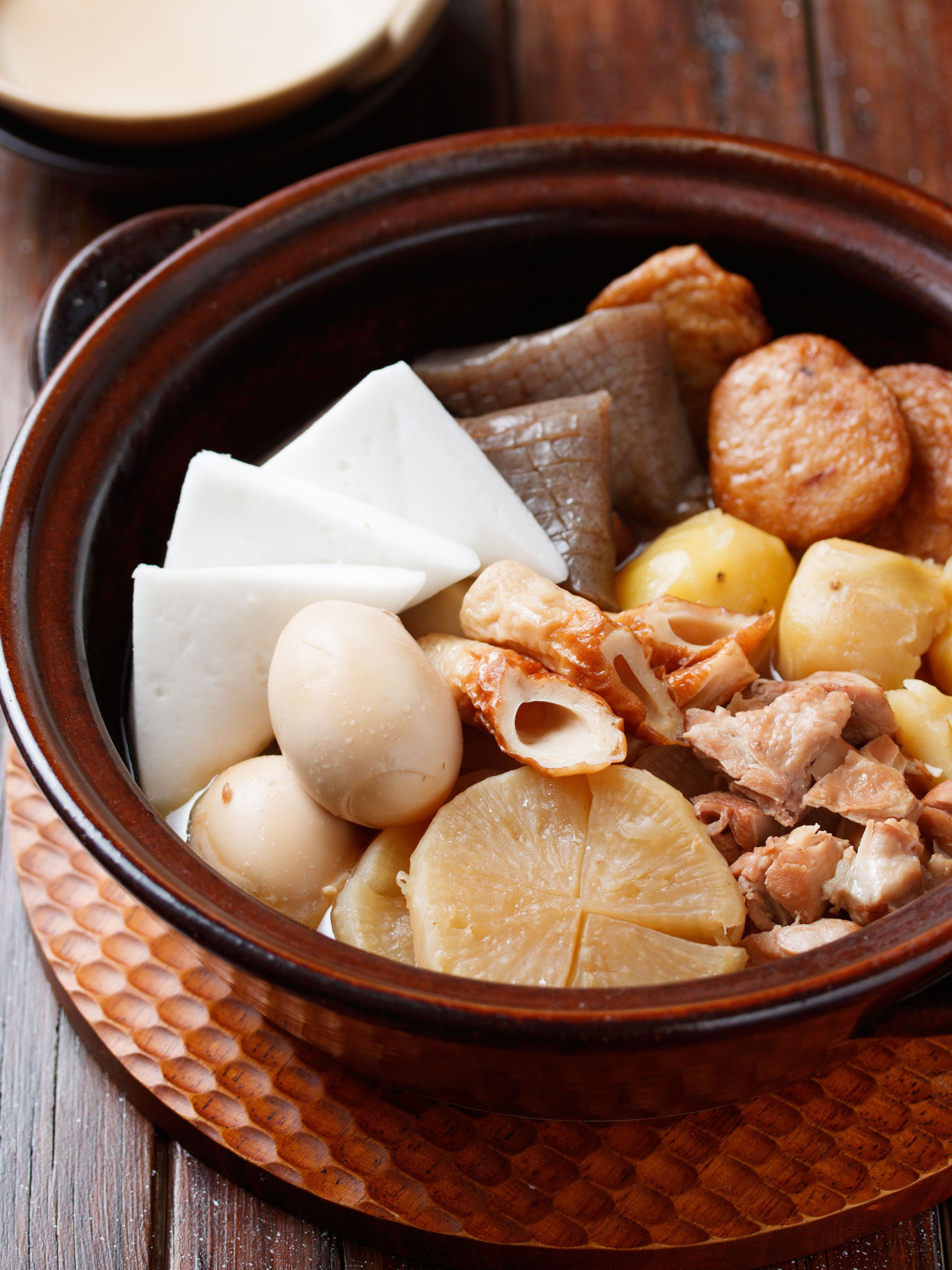 そろそろ鍋シーズン到来でしょうか。, 明日はコミセンまつりで今日から準備で忙しいので、おでんを作り置きして出かけました。,奈良のお母さんがバタバタしている年末等にまずはおでんをたくさん作っておいて、みんなが気ままに食べているのが良いなと思って忙しい時に真似しています🥢,。, 。, 🍢おでん🍢,材料3~4人分 , ゆで卵 3~4個, 大根 1 3~1 2本, こんにゃく 小1枚, 厚揚げ