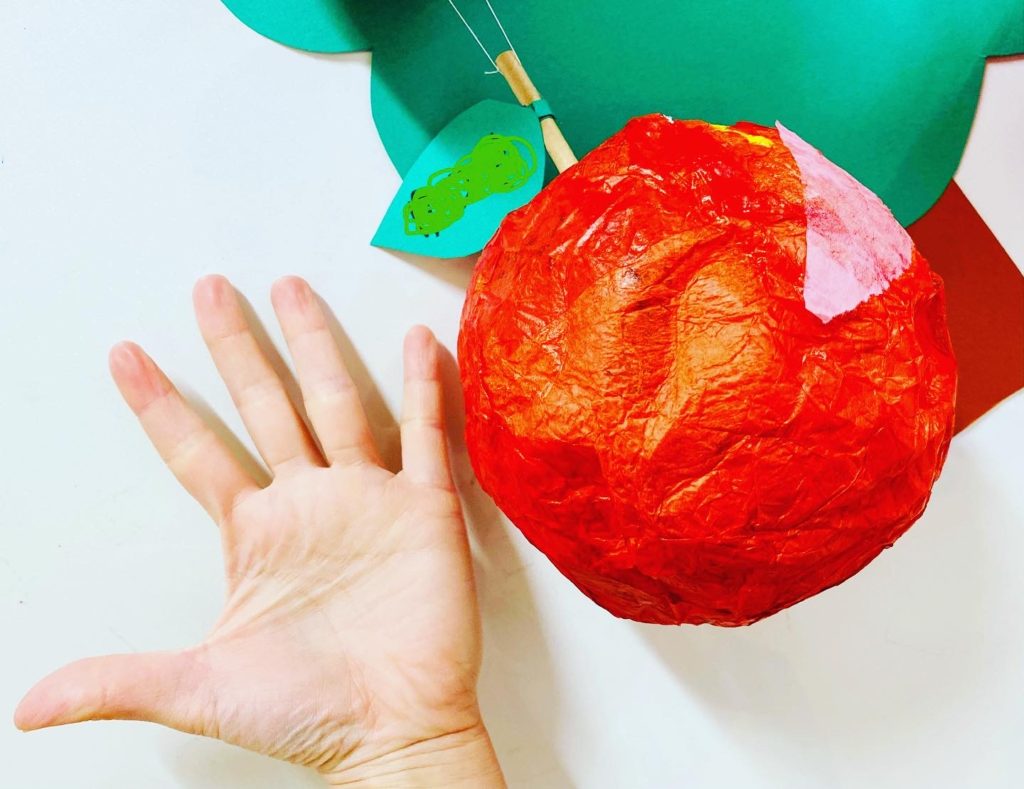 pierrot_sensei製作 立体りんご . 材料は色画用紙と紙コップと爪楊枝だけ！ . ちょっぴり難しいかな？年中さん年長さんにおすすめです🍎 . 爪楊枝を保育で取り扱う際には 十分気をつけてくださいね⚠︎ . ごっこあそびでも活躍しそうです♫ 作ってみたい！作って