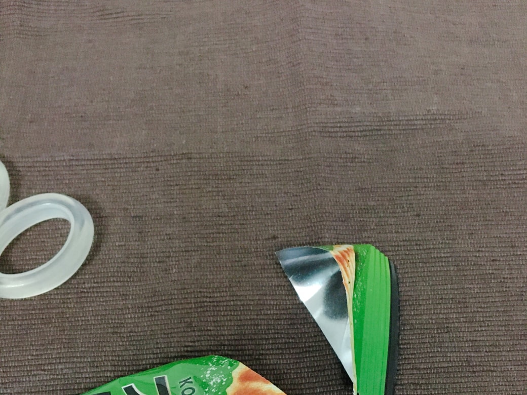 ポテトチップスの袋を閉じる方法