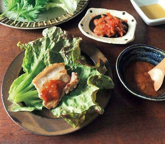 サムギョプサルNo. 1。一切れずつ丁寧に焼かれた肉を薄辛いイワシのタレにつけ、柔らか小さめサンチュの上に、コチュジャンを塗った薄切りニンニクとキムチを乗せて岩塩と一緒に食べる– Bilde av Jeju Donsadon i Seoul - Tripadvisor