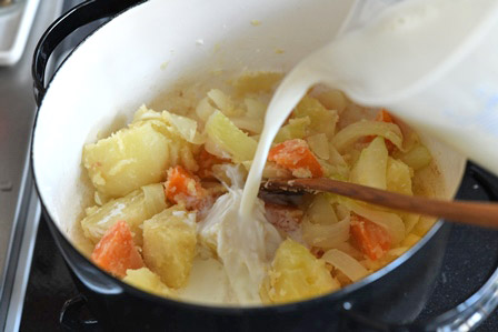 シチューの牛乳は最初から入れてもいい？メーカーの回答に「そんなことが起きるのか」「知らなかった」 - macaroni