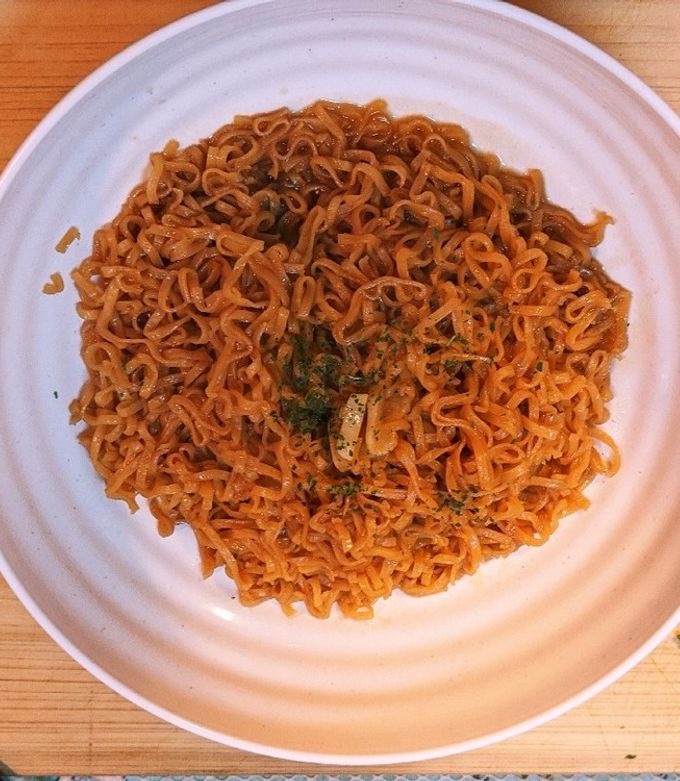 袋麺アレンジ チキンラーメンを使った「ニンニクトマチキ」のレシピ 作り方ノンストップアレンジレシピインスタントラーメン- 作ってみた