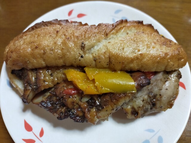 こんにちは、土曜日いかがお過ごしですか？🌿 暑い夏におすすめのメニューをご紹介します✨ 🔥スパイス香るジャークチキンサンド🔥ジャマイカの伝統調理「ジャーク」で香ばしくグリルしたチキンを、シャキシャキ野菜とサンド。 ピリッとした辛さとハーブの風味に