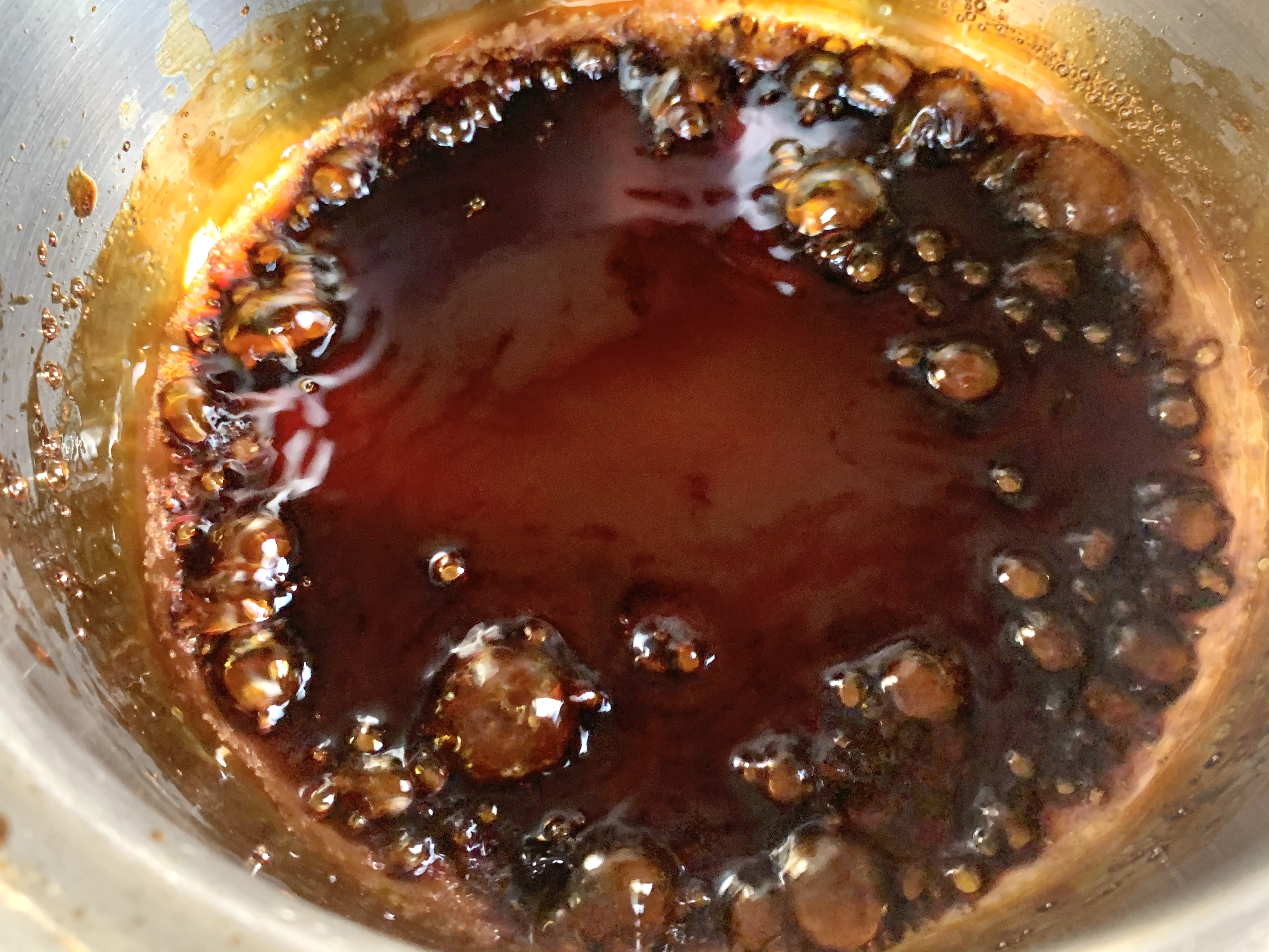 鶏と酢でここまで旨くなる プーレ・オ・ヴィネーグル の作り方がこちら👨‍🍳, フランス人の家庭料理ど定番、鶏肉のビネガー煮込みのレシピです。,酢を煮詰めて旨味に変えていくのがポイントで、フランス料理では多用するお酢の使い方🇫🇷,さらに詳しい作り方はYouTubeの本編もぜひ参考に、試してみて下さい！, 材料 約2人前, 鶏もも肉 2枚, 玉ねぎ1 2個,ニンニク1かけ,