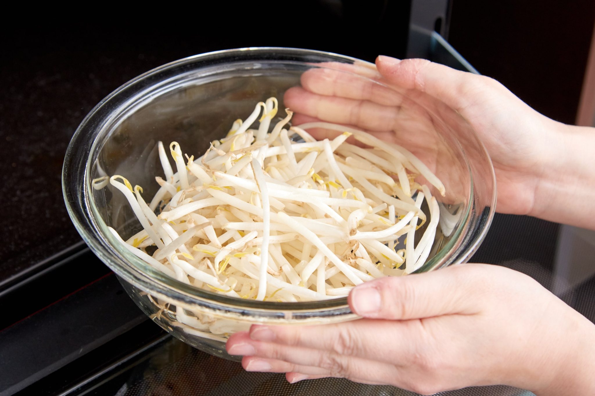 もやしはレンチンで長持ち！保存方法に「初めて知った」「これは助かる」 - macaroni