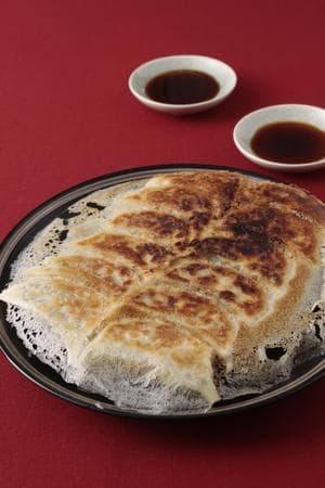 美味しい「羽根つき餃子」の作り方。羽根の材料は小麦粉？ 片栗粉？ 決め手は水の量とタイミング！HugKum はぐくむ