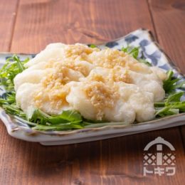 色鮮やかな、イカと紅芯大根の酢の物