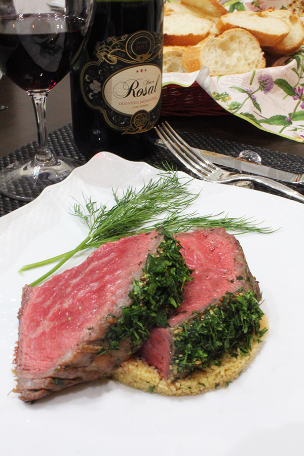 タサン志麻さんに教わる、フランス人の家ごはん今回ご紹介するステーキ＆ポテト「ステックフリッツ」はフランス人の食卓に欠かせない料理の一つ。肉の味つけは塩・こしょうだけでも十分ですが、今回はスパイスとにんにくを加え、オイルでマリネしました。オイルに