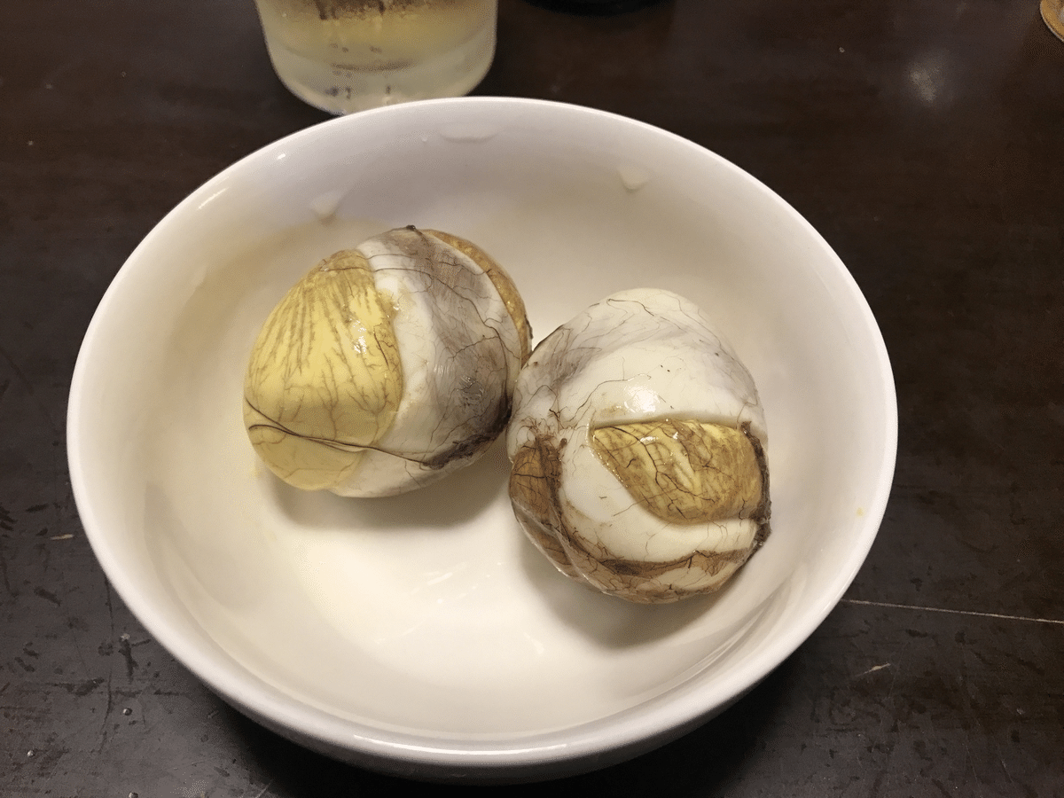 孵化しかけた卵、あなたは食べられる ？フィリピンの名物珍味「バロット」の正しい食べ方