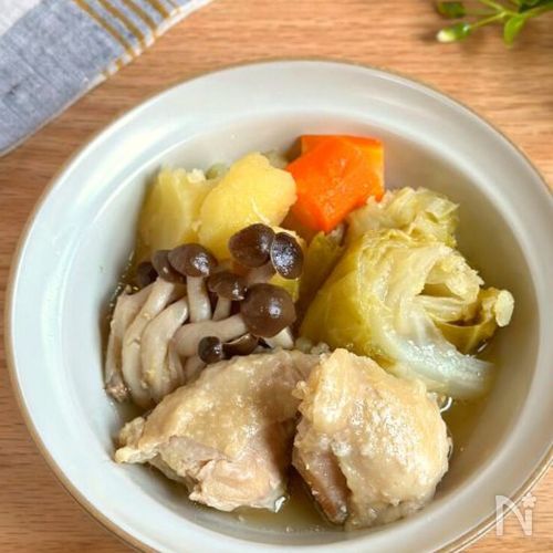 炊飯器でしっとりジューシーカオマンガイ⁡材料・鶏もも肉 1枚250g・紬塩麹 大さじ1-2・すりおろし生姜、にんにく1cm程度 ・お米 2合 A 長ネギ1 3本 Aナンプラー、お酢 大さじ1 Aアガベシロップ、ごま油 小さじ1・パクチー、レモンお好みで作り方