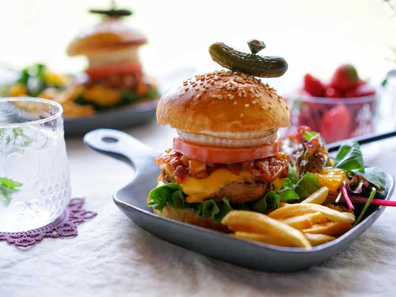 イオン「肉の旨味あふれるチーズバーガー」「自慢のメンチカツバーガー」、こだわりの店内手作りハンバーガーで“専門店に負けない味”めざす、2023ゴールデンウィーク企画で発売食品産業新聞社ニュースWEB