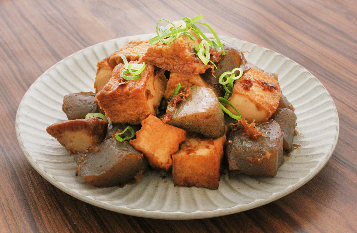 厚揚げこんにゃくと豚バラ肉の味噌煮込み : ranmama-kitchen**