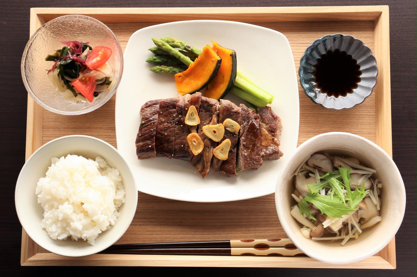 オージー・ビーフ - 食欲の秋！ステーキの秋！ 付け合わせは、今が旬のれんこん。しめじ、トマトと一緒に、ステーキ を焼いたフライパンで炒め、塩・こしょうでシンプルに味付けます。Facebook