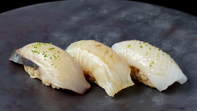 Aburi TORA 熟成鮨と炙り鮨 自由が丘 ・『3万円の高級カウンター寿司を5千円で食べられるお店』がコンセプトの鮨屋・カナダで大ブレイクした「Aburi Stayle」と呼ばれるAburi鮨、最先端の氷結熟成鮨、炙り鮨、塩と檸檬鮨のオリジナリティあふれる4大名物鮨などが食べ