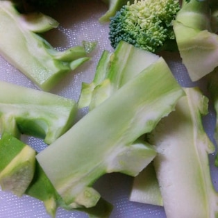 ☆驚愕！快感！ブロッコリーの皮のむき方☆ by ☆くまちゃん☆クックパッド簡単おいしいみんなのレシピが392万品