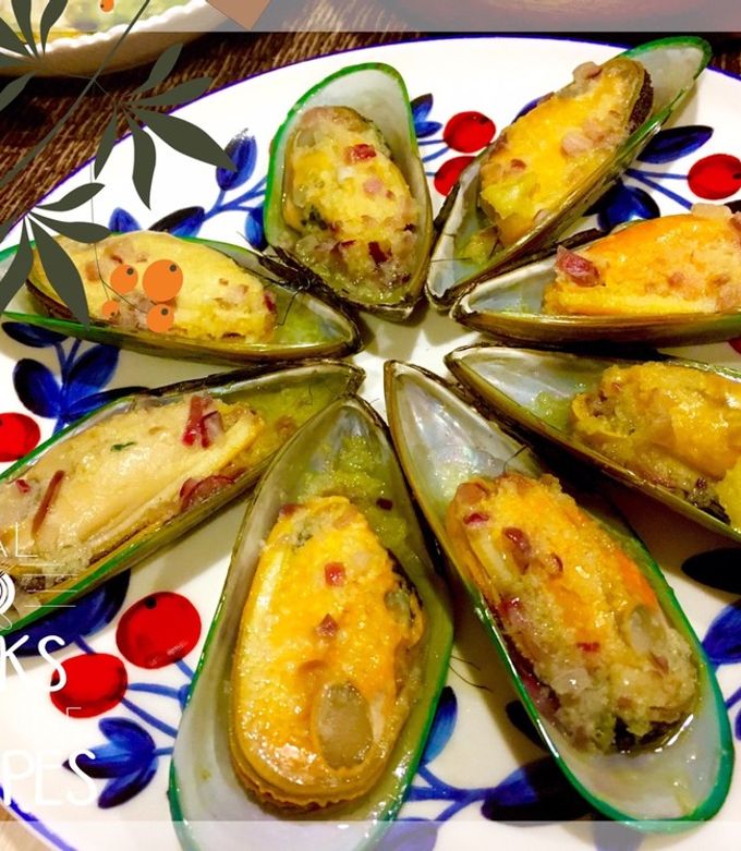 ムール貝フェアー 詳細 ムール貝 300ｇ 1270円 追加 100ｇ 420円 追いバター 100円 ガーリックトースト 250円たっぷりのスープに ガーリックトーストをつけて 上にムール貝を乗せたら最高の味わい。 キンキンに冷えた白ワインと共に、 思う存分召し上がって下さい