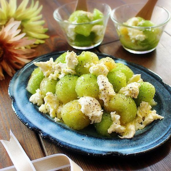 クリームシチューとレーズンパンの朝ごはんです。 ·献立クリームシチュー レーズンパン ゆで卵 キャロットラペ ぶどう、キウイ コーヒー · ·· · · · ·クリームシチューレーズンパンbreadあさごはん朝ごぱんおうちごはん朝ごはんプレートうちカフェ