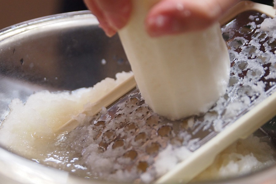 👇大根おろしを甘くする簡単裏ワザはこちら👇 大根おろし、食べてて辛すぎ！ ってなったことない❓ 今回の冷凍保存でもそうだけど 大根おろしの辛さを防ぐ 方法紹介するよ🥬 ＠izumin_hozon.mekiki ←他の投稿はこちら 1️⃣葉元を使おう🙆‍♂️ 大根は箇所によって甘みや