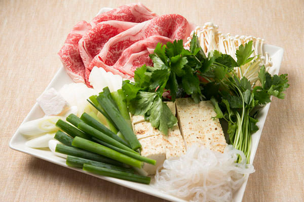 理想のすき焼き, 「材料」, ・良いお肉致死量, ・好きなお野菜 致死量, ~割り下~, ・味醂 200cc, ・酒 15cc, ・砂糖 100g,・醤油 180cc濃口だけどやさしい甘味のやつ キッコーマンオヌヌメ , ~昆布出汁~, ・昆布 2枚, ・水300cc, 「作り方」,1.すき焼き前夜祭に、割り下を火にかけ沸騰してから2~3分待ちアルコールを飛ばす。,