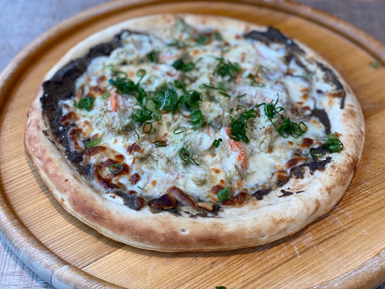 磯丸水産が「キングオブ蟹味噌甲羅焼」販売開始！“かに身＆かに棒肉”てんこ盛りの最強メニューグルメプレス