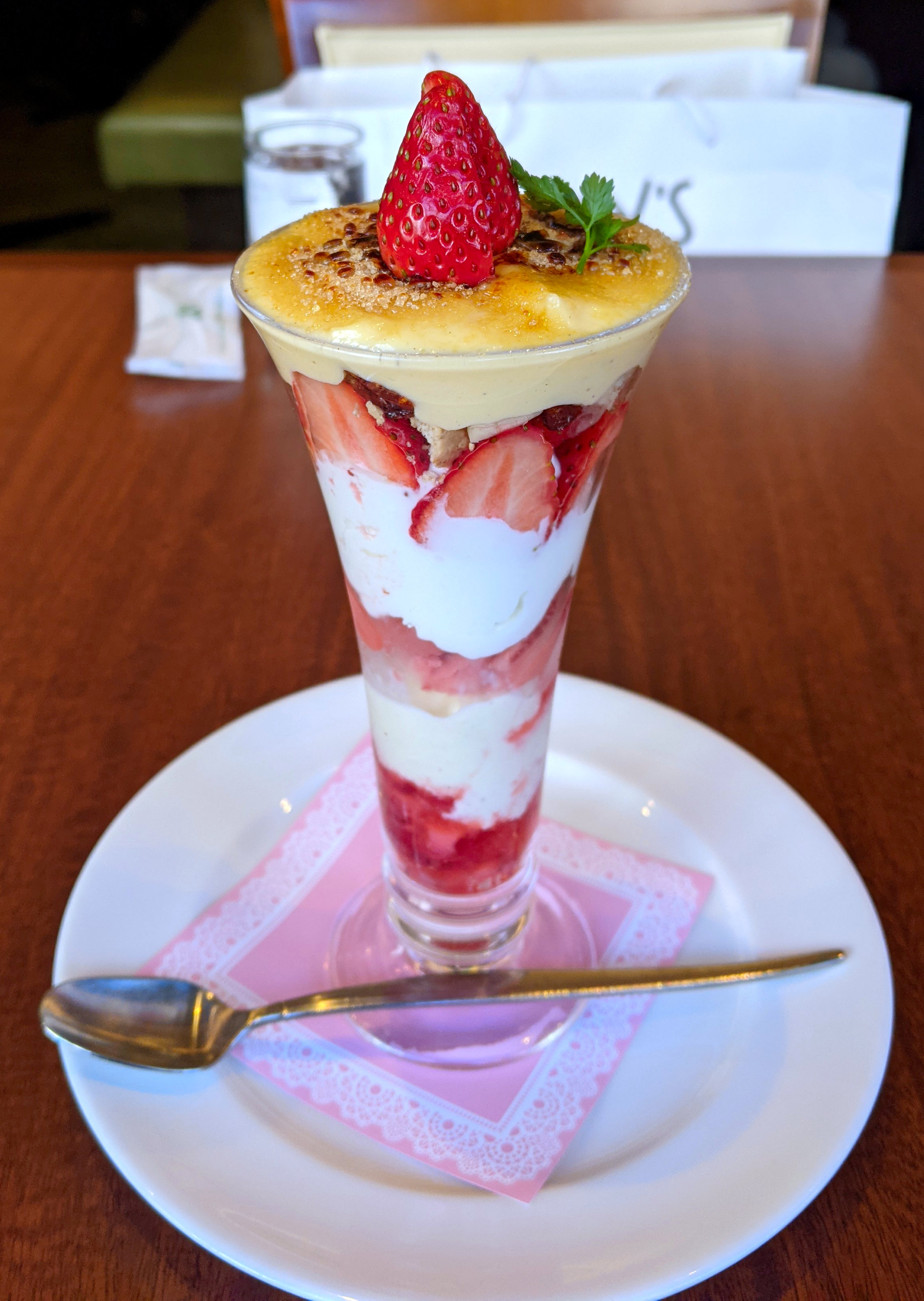 ロイヤルホストから旬を味わえるいちごパフェが販売開始。例年人気のパフェをはじめ、新メニューも登場！ - OZmall