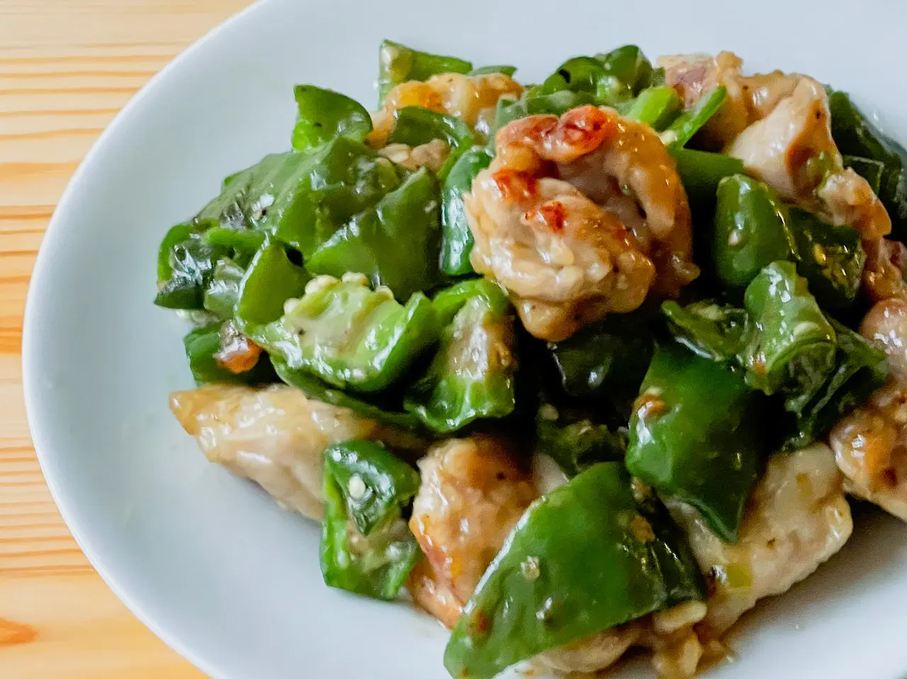 シュクメルリ、蒸しブロッコリーとカラーピーマン、『こだわり酵母食パン』のトースト 2人分