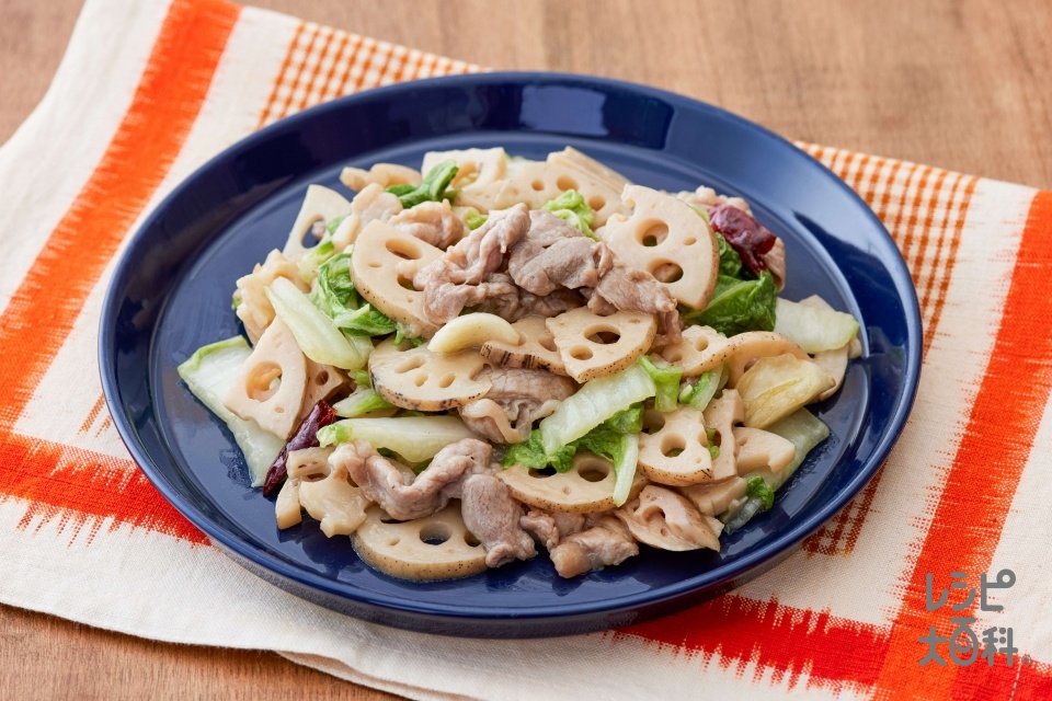 白菜と豚肉の洋風ガーリック炒め😊, 白菜を切って, 豚肉を切って、小麦粉をまぶして, ニンニクをスライスして、油をしいたフライパンで, 炒めて,豚肉を入れて炒めて, 白菜を入れて、コンソメ顆粒小さじ1、胡椒を入れて炒めて, バターを入れて、混ぜて, 皿に盛って、出来上がり🥰, ., .,.,料理初心者レシピ,時短簡単,すぐでき,簡単レシピ,料理料理好きな人と繋がりたい