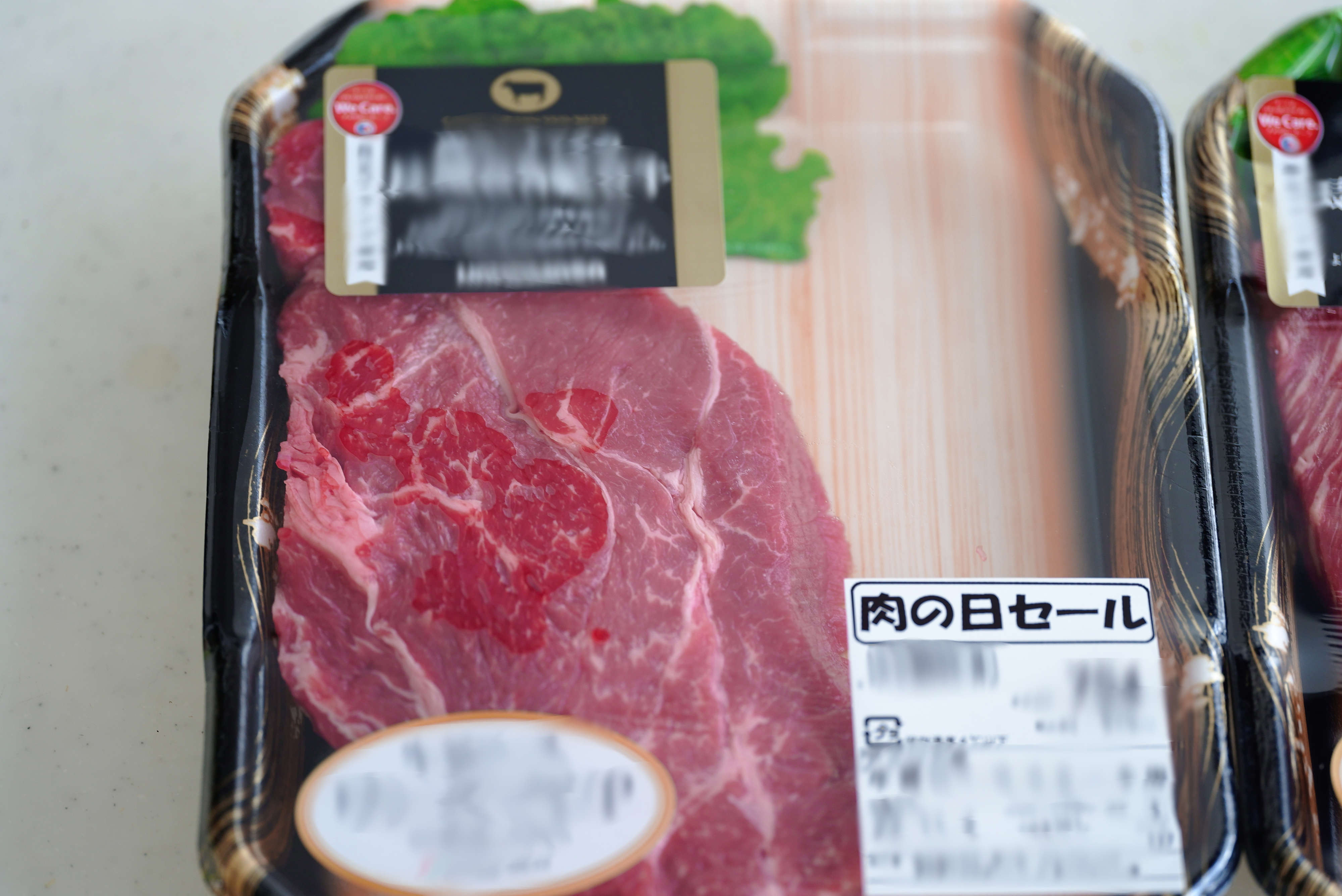 リブロースのステーキと薄切りでっす！, サーロイン→リブロース→肩ロースと繋がってる真ん中の部位になります🍖,リブロースとサーロインを総称してロースと呼び、分け目は10番目と11番目の肋骨と肋骨の間で分けることが多いそうです😼また、「リブ」というのは肋骨を意味します✌️,日常リブロースステーキすき焼きまいたけこんなおっさん見て誰が喜ぶん,マルスご当地スーパー