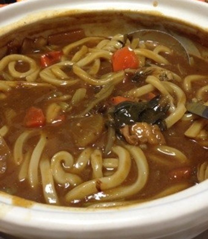 寄せ鍋つゆを使って！和風カレー鍋参考1 人当たり単価 400円 調味料除く1 人当たりカロリー 786kcal 1 人当たり塩分 6g所要時間 15分材料 2人分寄せ鍋つゆ 市販400ml キャベツ 300g にら 60g 油揚げ 1 2枚 豚肉ばら 300gカレールウ 50g手順1