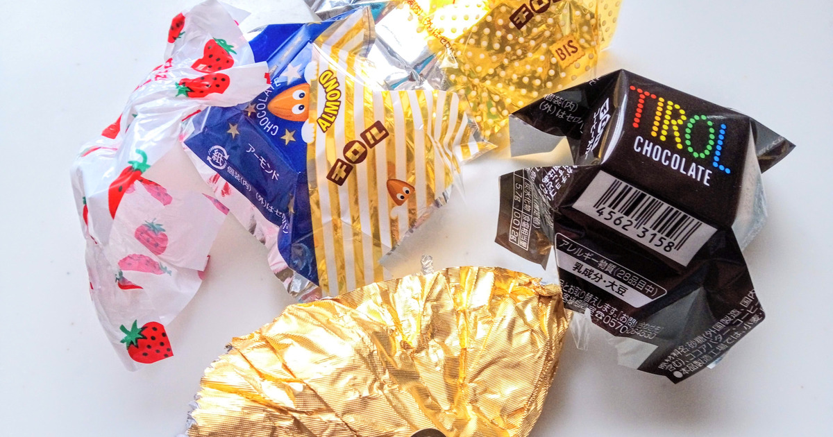 白背景に銀紙に包んだチョコレートのアップ の Stock フォトAdobe Stock