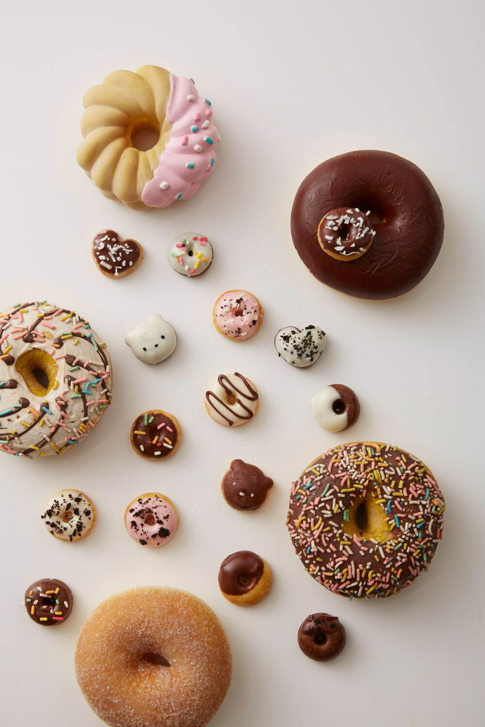 見た目も可愛い 手作りクッキー4選‎🤍 1．サクッと♡カラフルクッキー 生地にカラースプレーを混ぜ込んだ、 見た目も可愛いバタークッキー✨ 2.メロンパンクッキー まるで小さなメロンパン!! ホットケーキミックスを使っていて軽めの食感♪♪ 3.プリンのカップで