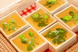 フォアグラテリーヌの花 💐 Foie Gras shavings テリーヌを冷凍してからフロマージュ・ジロールを使って、フォアグラの削り屑を作ります。We froze a foie gras terrine and cut shavings with a devicegirolleusedto cut curls from cheese wheels. Thought the