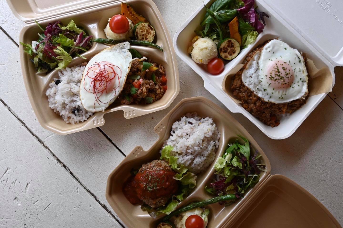 𖤣 PAPER MOON立川⁡ 今回はカフェだけどテイクアウトしてピクニック気分味わってきたよ！ ⁡ このカフェテイクアウトだと90分制のカゴレンタルができるの！しかも予約不要🥹 ⁡ デートに持ってこいのこのカフェホントおすすめ！ ⁡ 昭和記念公園と合わせて行く人が多い