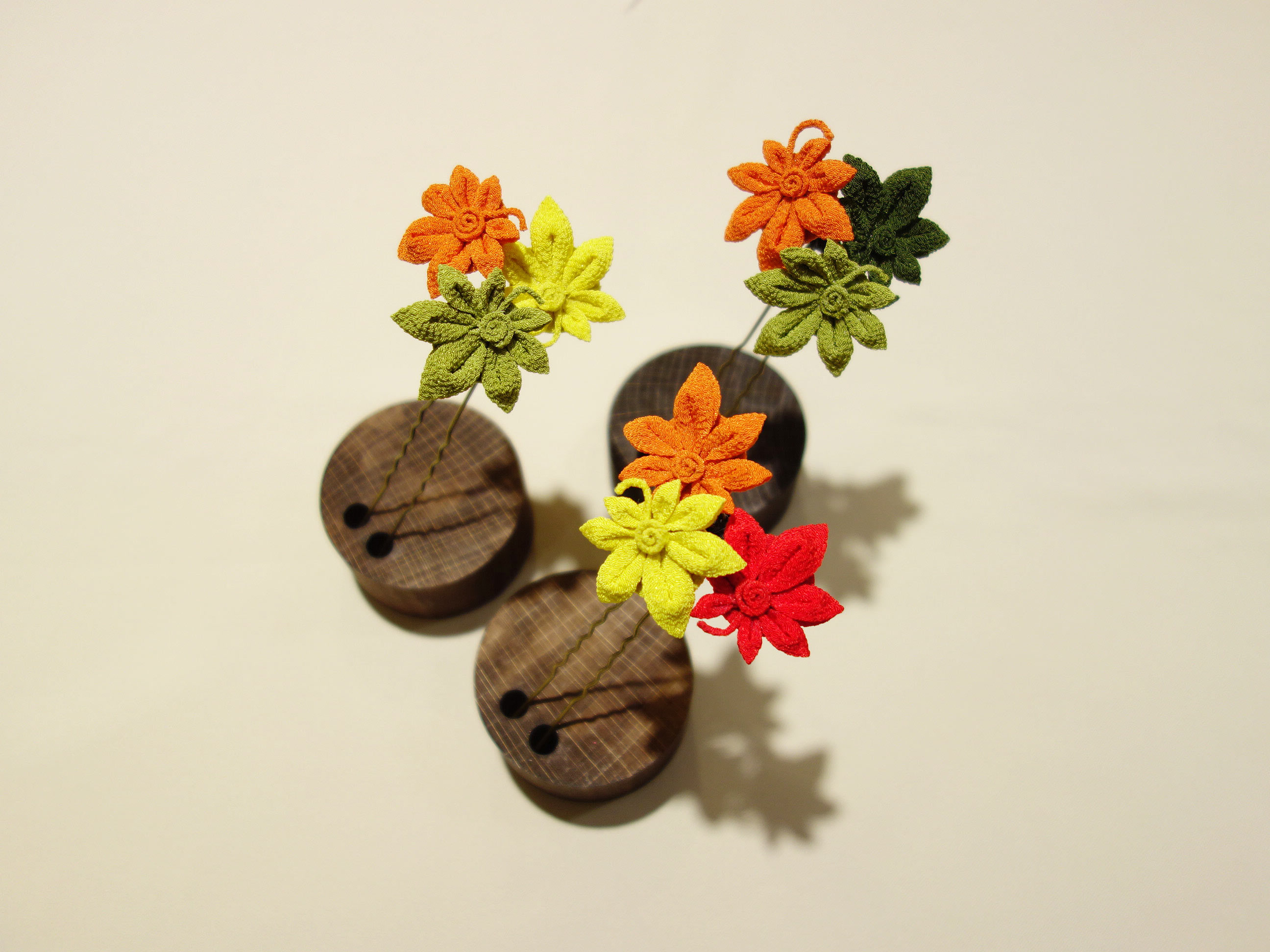 紅葉-もみじ- つまみ細工のヘアコーム ☆ 伝統工芸 - 四季saiku GALLERYminne byGMOペパボ国内最大級のハンドメイド・手作り通販サイト